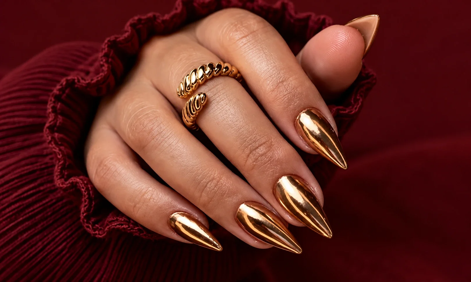 Classic mirror-silver chrome nails